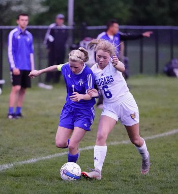 Oshkosh, Wisconsin ABD - 9 Nisan 2022: Oshkosh United Soccer hazırlık turnuvasında oynayan genç bayan futbolcular.