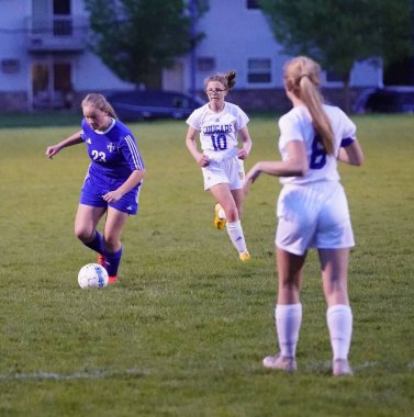 Oshkosh, Wisconsin ABD - 9 Nisan 2022: Oshkosh United Soccer hazırlık turnuvasında oynayan genç bayan futbolcular.