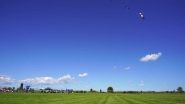 İki nehir, Wisconsin / ABD - 5 Eylül 2020: Birçok dev renkli uçurtmalar ve rüzgar bayrakları iki nehir lisesinde sergileniyor.