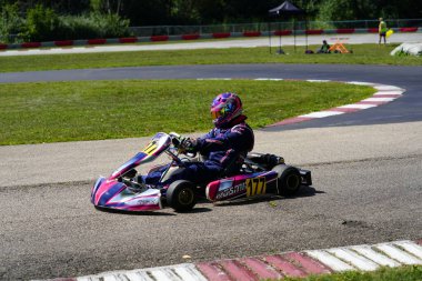 Dousman, Wisconsin ABD - 8 Ağustos 2019: Yetişkin go-kart sürücüleri Badger Kart kulübü Wolf Paving Raceway 'de ulusal yarışlara katıldılar.