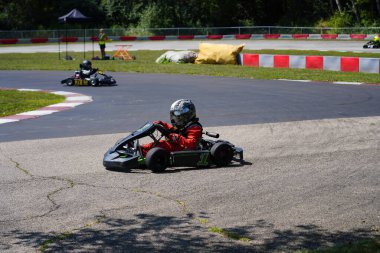 Dousman, Wisconsin ABD - 8 Ağustos 2019: Yetişkin go-kart sürücüleri Badger Kart kulübü Wolf Paving Raceway 'de ulusal yarışlara katıldılar.