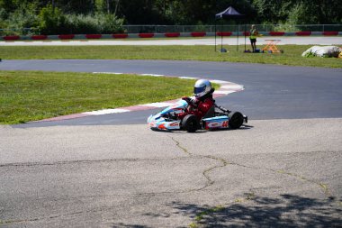 Dousman, Wisconsin ABD - 8 Ağustos 2019: Yetişkin go-kart sürücüleri Badger Kart kulübü Wolf Paving Raceway 'de ulusal yarışlara katıldılar.