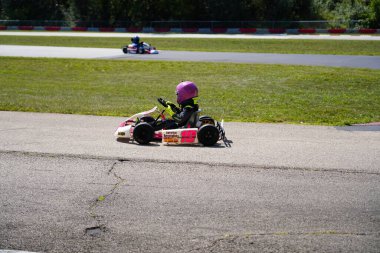 Dousman, Wisconsin ABD - 8 Ağustos 2019: Yetişkin go-kart sürücüleri Badger Kart kulübü Wolf Paving Raceway 'de ulusal yarışlara katıldılar.