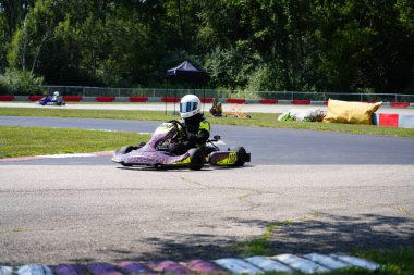 Dousman, Wisconsin ABD - 8 Ağustos 2019: Yetişkin go-kart sürücüleri Badger Kart kulübü Wolf Paving Raceway 'de ulusal yarışlara katıldılar.