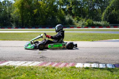 Dousman, Wisconsin ABD - 8 Ağustos 2019: Yetişkin go-kart sürücüleri Badger Kart kulübü Wolf Paving Raceway 'de ulusal yarışlara katıldılar.