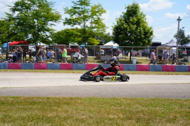 Dousman, Wisconsin ABD - 8 Ağustos 2019: Yetişkin go-kart sürücüleri Badger Kart kulübü Wolf Paving Raceway 'de ulusal yarışlara katıldılar.