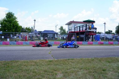 Dousman, Wisconsin ABD - 8 Ağustos 2019: Yetişkin go-kart sürücüleri Badger Kart kulübü Wolf Paving Raceway 'de ulusal yarışlara katıldılar.