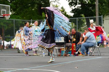 Wisconsin Dells, Wisconsin ABD - 17 Eylül 2022: Chunk ulusu seyircilerin önünde yerli danslar ve ritüeller düzenledi.