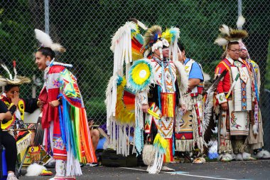 Wisconsin Dells, Wisconsin ABD - 17 Eylül 2022: Chunk ulusu seyircilerin önünde yerli danslar ve ritüeller düzenledi.