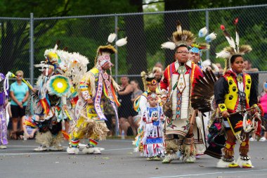 Wisconsin Dells, Wisconsin ABD - 17 Eylül 2022: Chunk ulusu seyircilerin önünde yerli danslar ve ritüeller düzenledi.