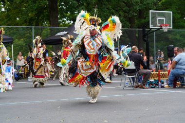 Wisconsin Dells, Wisconsin ABD - 17 Eylül 2022: Chunk ulusu seyircilerin önünde yerli danslar ve ritüeller düzenledi