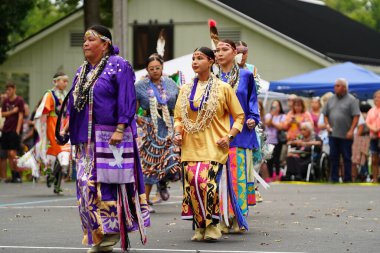 Wisconsin Dells, Wisconsin ABD - 17 Eylül 2022: Chunk ulusu seyircilerin önünde yerli danslar ve ritüeller düzenledi