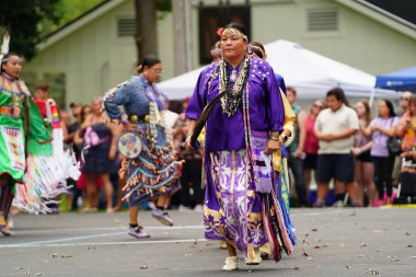 Wisconsin Dells, Wisconsin ABD - 17 Eylül 2022: Chunk ulusu seyircilerin önünde yerli danslar ve ritüeller düzenledi