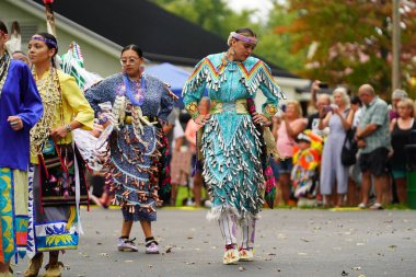 Wisconsin Dells, Wisconsin ABD - 17 Eylül 2022: Chunk ulusu seyircilerin önünde yerli danslar ve ritüeller düzenledi