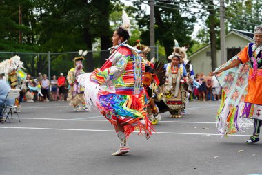 Wisconsin Dells, Wisconsin ABD - 17 Eylül 2022: Chunk ulusu seyircilerin önünde yerli danslar ve ritüeller düzenledi