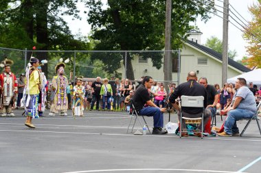 Wisconsin Dells, Wisconsin ABD - 17 Eylül 2022: Chunk ulusu seyircilerin önünde yerli danslar ve ritüeller düzenledi