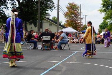 Wisconsin Dells, Wisconsin ABD - 17 Eylül 2022: Chunk ulusu seyircilerin önünde yerli danslar ve ritüeller düzenledi