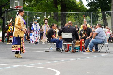 Wisconsin Dells, Wisconsin ABD - 17 Eylül 2022: Chunk ulusu seyircilerin önünde yerli danslar ve ritüeller düzenledi