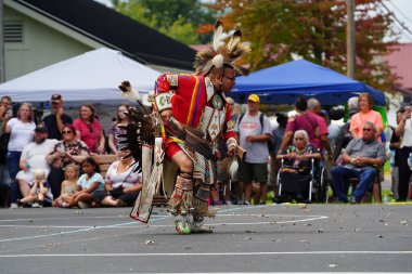 Wisconsin Dells, Wisconsin ABD - 17 Eylül 2022: Chunk ulusu seyircilerin önünde yerli danslar ve ritüeller düzenledi