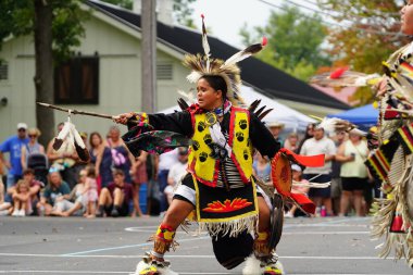 Wisconsin Dells, Wisconsin ABD - 17 Eylül 2022: Chunk ulusu seyircilerin önünde yerli danslar ve ritüeller düzenledi