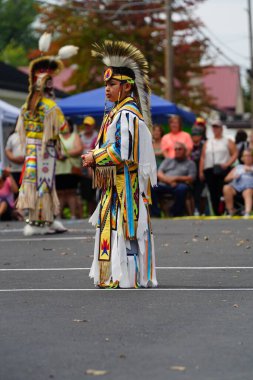 Wisconsin Dells, Wisconsin ABD - 17 Eylül 2022: Chunk ulusu seyircilerin önünde yerli danslar ve ritüeller düzenledi