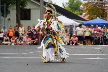 Wisconsin Dells, Wisconsin ABD - 17 Eylül 2022: Chunk ulusu seyircilerin önünde yerli danslar ve ritüeller düzenledi