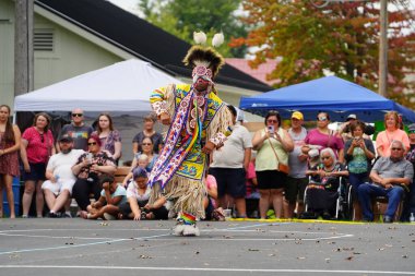 Wisconsin Dells, Wisconsin ABD - 17 Eylül 2022: Chunk ulusu seyircilerin önünde yerli danslar ve ritüeller düzenledi