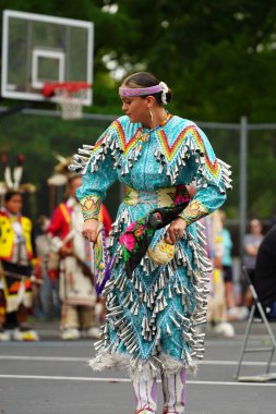 Wisconsin Dells, Wisconsin ABD - 17 Eylül 2022: Chunk ulusu seyircilerin önünde yerli danslar ve ritüeller düzenledi