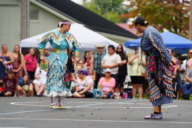 Wisconsin Dells, Wisconsin ABD - 17 Eylül 2022: Chunk ulusu seyircilerin önünde yerli danslar ve ritüeller düzenledi