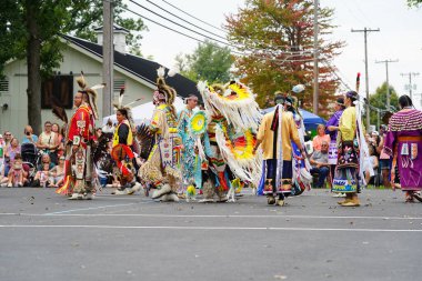 Wisconsin Dells, Wisconsin ABD - 17 Eylül 2022: Chunk ulusu seyircilerin önünde yerli danslar ve ritüeller düzenledi