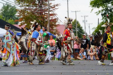 Wisconsin Dells, Wisconsin ABD - 17 Eylül 2022: Chunk ulusu seyircilerin önünde yerli danslar ve ritüeller düzenledi