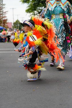 Wisconsin Dells, Wisconsin ABD - 17 Eylül 2022: Chunk ulusu seyircilerin önünde yerli danslar ve ritüeller düzenledi