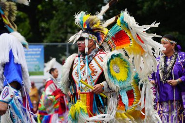 Wisconsin Dells, Wisconsin ABD - 17 Eylül 2022: Chunk ulusu seyircilerin önünde yerli danslar ve ritüeller düzenledi