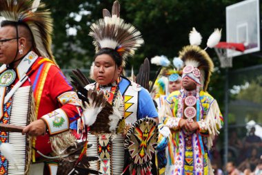 Wisconsin Dells, Wisconsin ABD - 17 Eylül 2022: Chunk ulusu seyircilerin önünde yerli danslar ve ritüeller düzenledi