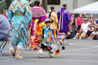Wisconsin Dells, Wisconsin ABD - 17 Eylül 2022: Chunk ulusu seyircilerin önünde yerli danslar ve ritüeller düzenledi