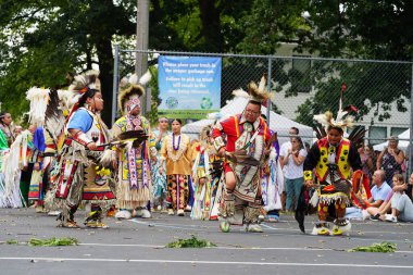 Wisconsin Dells, Wisconsin ABD - 17 Eylül 2022: Chunk ulusu seyircilerin önünde yerli danslar ve ritüeller düzenledi