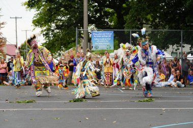 Wisconsin Dells, Wisconsin ABD - 17 Eylül 2022: Chunk ulusu seyircilerin önünde yerli danslar ve ritüeller düzenledi