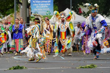 Wisconsin Dells, Wisconsin ABD - 17 Eylül 2022: Chunk ulusu seyircilerin önünde yerli danslar ve ritüeller düzenledi