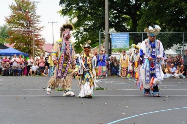 Wisconsin Dells, Wisconsin ABD - 17 Eylül 2022: Chunk ulusu seyircilerin önünde yerli danslar ve ritüeller düzenledi