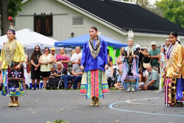 Wisconsin Dells, Wisconsin ABD - 17 Eylül 2022: Chunk ulusu seyircilerin önünde yerli danslar ve ritüeller düzenledi