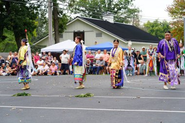 Wisconsin Dells, Wisconsin ABD - 17 Eylül 2022: Chunk ulusu seyircilerin önünde yerli danslar ve ritüeller düzenledi