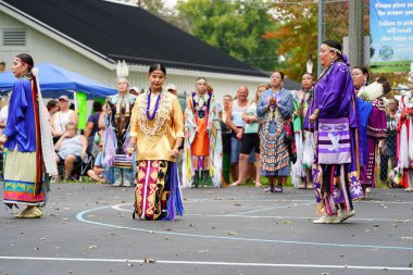 Wisconsin Dells, Wisconsin ABD - 17 Eylül 2022: Chunk ulusu seyircilerin önünde yerli danslar ve ritüeller düzenledi