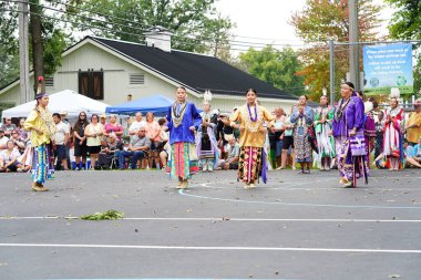 Wisconsin Dells, Wisconsin ABD - 17 Eylül 2022: Chunk ulusu seyircilerin önünde yerli danslar ve ritüeller düzenledi