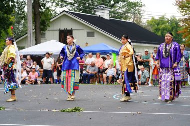 Wisconsin Dells, Wisconsin ABD - 17 Eylül 2022: Chunk ulusu seyircilerin önünde yerli danslar ve ritüeller düzenledi