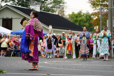 Wisconsin Dells, Wisconsin ABD - 17 Eylül 2022: Chunk ulusu seyircilerin önünde yerli danslar ve ritüeller düzenledi