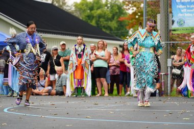 Wisconsin Dells, Wisconsin ABD - 17 Eylül 2022: Chunk ulusu seyircilerin önünde yerli danslar ve ritüeller düzenledi