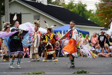 Wisconsin Dells, Wisconsin ABD - 17 Eylül 2022: Chunk ulusu seyircilerin önünde yerli danslar ve ritüeller düzenledi