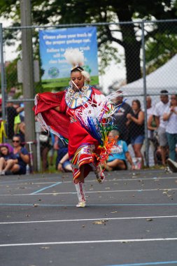 Wisconsin Dells, Wisconsin ABD - 17 Eylül 2022: Chunk ulusu seyircilerin önünde yerli danslar ve ritüeller düzenledi