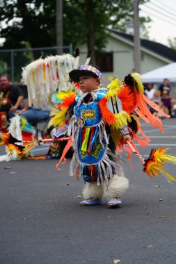 Wisconsin Dells, Wisconsin ABD - 17 Eylül 2022: Chunk ulusu seyircilerin önünde yerli danslar ve ritüeller düzenledi.