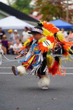 Wisconsin Dells, Wisconsin ABD - 17 Eylül 2022: Chunk ulusu seyircilerin önünde yerli danslar ve ritüeller düzenledi.